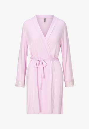 Lichtroze knielange badjas met lange mouwen, kantafwerking aan de manchetten, overslag aan de voorkant en een ceintuur in de taille.