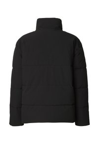 Černá prošívaná bunda s vysokým límcem, prošívanou texturou a krabicovým střihem. Má svislé švy a zaoblený spodní lem.