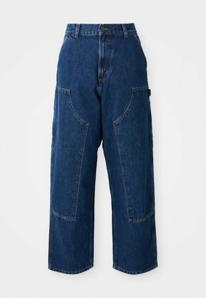 Jeans a gamba larga in denim scuro con vita alta, caratterizzati da ampie tasche frontali e cuciture a contrasto. Il tessuto ha una leggera texture.