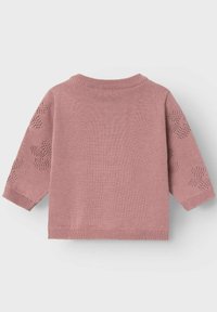 Maglione rosa a maglia con scollatura rotonda, maniche a tre quarti e motivi floreali in pizzo sulle maniche. Texture liscia su tutta la superficie.