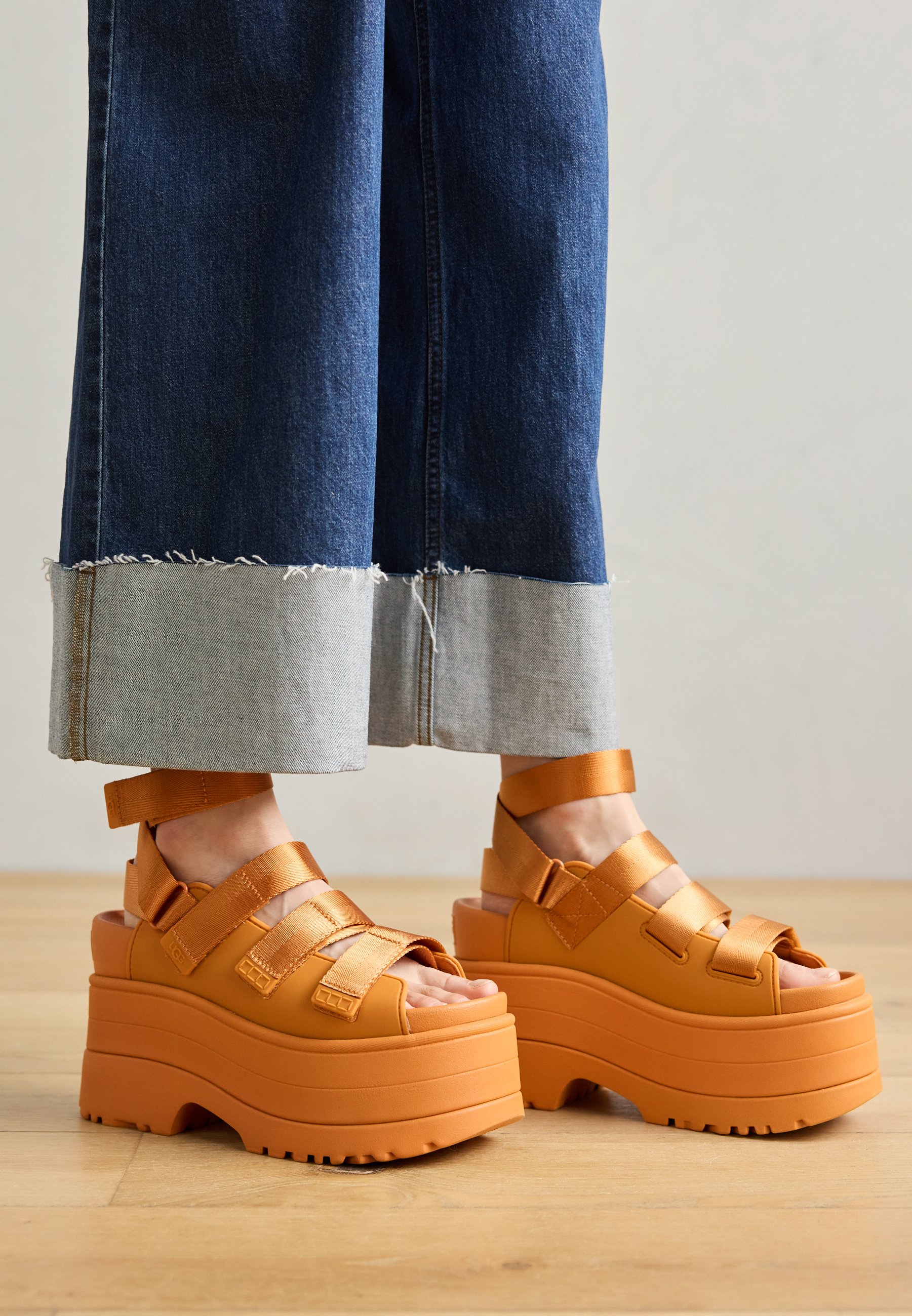 国内配送 UGG W GOLDENRISE DARK APRICOT UGG - GOLDENRISE IN DARK APRICOT - Omberon