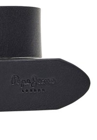 Cinturón de cuero negro con superficie texturizada, que presenta un extremo afilado y la marca en relieve "Pepe Jeans London".