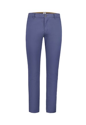Pantalones chinos azules de corte slim para hombre con trabillas para cinturón, cierre de botón y bolsillos, mostrados sobre un fondo blanco.