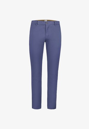 Schlanke blaue Chino-Herrenhosen mit Gürtelösen, Knopfverschluss und Taschen, auf weißem Hintergrund dargestellt.