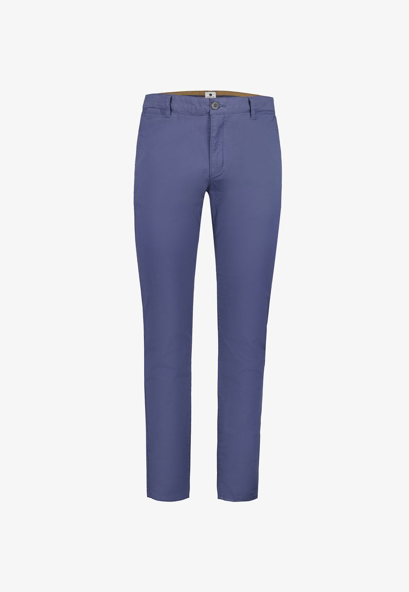 Pantalones chinos azules de corte slim para hombre con trabillas para cinturón, cierre de botón y bolsillos, mostrados sobre un fondo blanco.