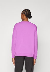 Puma SMALL LOGO RELAXED CREW - Melegítőfelső - wild berry