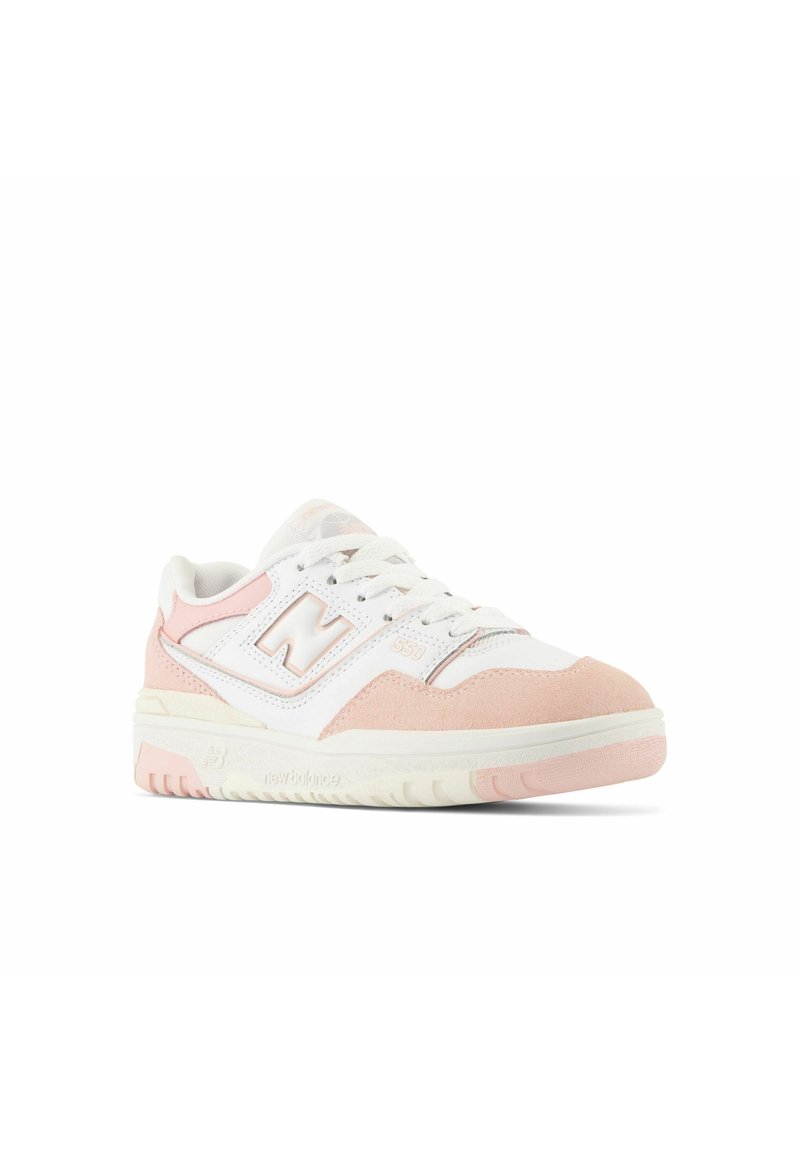 Sneaker bianca e rosa in materiali scamosciati e in pelle, con una suola spessa, chiusura con lacci e un prominente logo "N" sul lato.