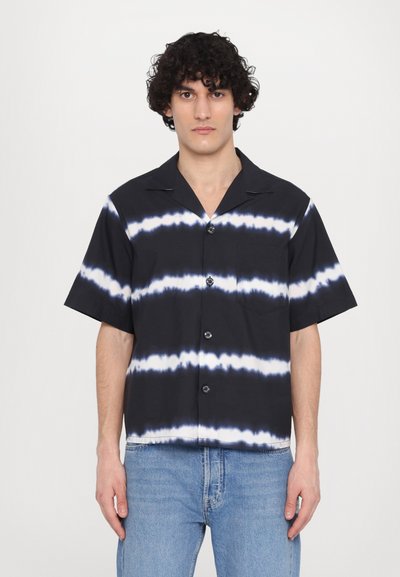 Chemise à manches courtes noire avec des rayures blanches tie-dye, dotée d'un boutonnage à l'avant, d'un col et d'une poche poitrine. Texture de tissu lisse.