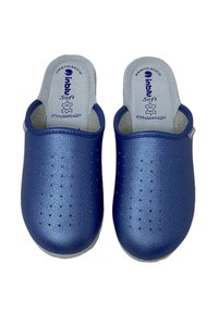 Zoccoli blu con materiale sintetico testurizzato, design perforato per ventilazione e solette grigie contrassegnate con "Anatomico Soft."