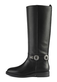 Stivale in pelle nera fino al ginocchio con punta tonda, dettagli argentati e una cinturina decorativa con accessori circolari. Texture liscia.