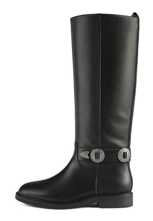 Bota de cuero negro hasta la rodilla con punta redonda, acentos plateados y una correa decorativa con herrajes circulares. Textura suave.