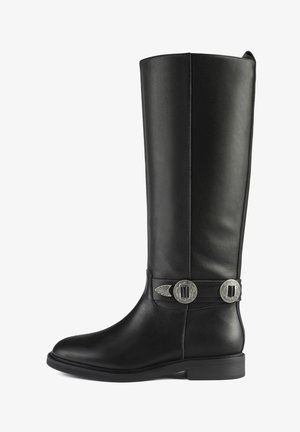 Sorte læderknæstøvler med rund tå, sølv accenter og en dekorativ rem med cirkulært hardware. Glat tekstur.