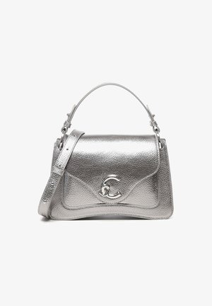 Silberne Lederhandtasche mit glatter Textur, Klappendesign und geschwungenen Kanten. Ausgestattet mit einem Metalllogo und verstellbarem Schulterriemen.