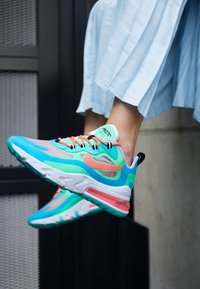 Nike Air Max-skor med överdel i mesh i blått, grönt och rosa med svarta accenter, en framträdande luftkuddsenhet och livfulla snören.