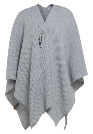 Grijze gebreide poncho met een losse pasvorm, V-halsontwerp en een decoratieve sluiting met houten accenten. Heeft een gestructureerd patroon en open randen.