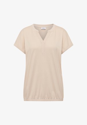 Beige Kurzarmbluse mit V-förmigem Ausschnitt, elastischem Saum und hochgekrempelten Ärmelbündchen, mit dem Markenlabel "CECIL" im Innenkragen.