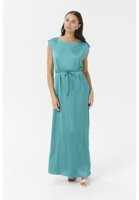 Robe longue teal avec des manches courtes et une ceinture à la taille. Tissu lisse et fluide, design à la longueur du sol et une texture subtile sur l'ensemble.