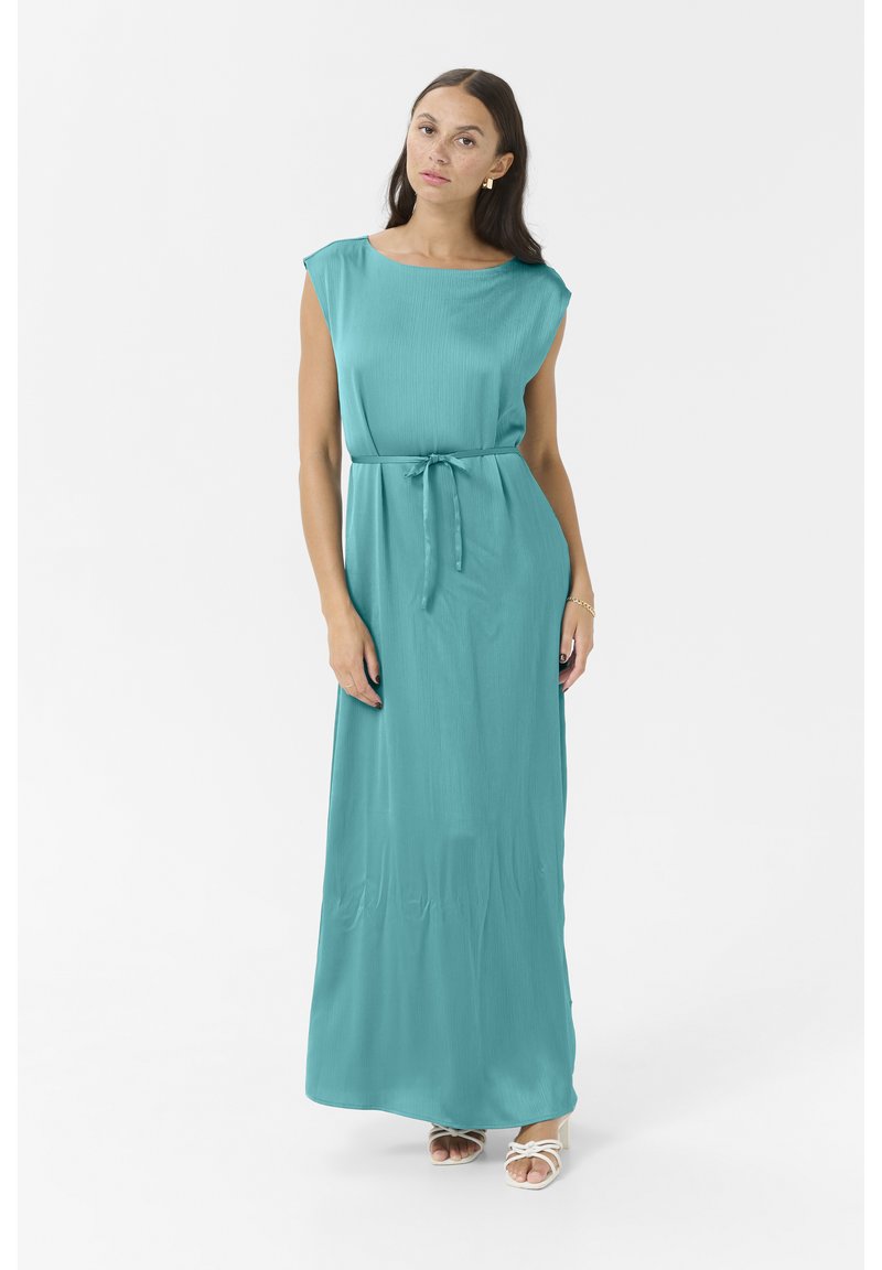 Robe longue teal avec des manches courtes et une ceinture à la taille. Tissu lisse et fluide, design à la longueur du sol et une texture subtile sur l'ensemble.