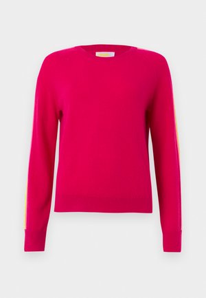 Pull rose vif à manches longues avec col rond, poignets et ourlet côtelés, présenté sur un fond gris clair uni.