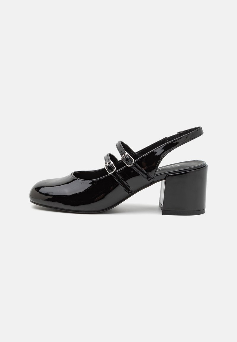 Črne lakaste slingback pete z zaobljenim nosom, ki vključujejo dve tanki naramnici z okrasnimi sponkami in blok peta.