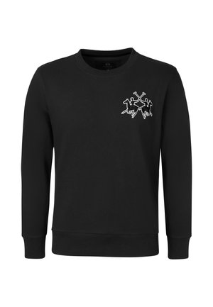 Czarna bluza z okrągłym dekoltem z białym haftem przedstawiającym trzy stylizowane postacie trzymające narzędzia na górnej lewej części klatki piersiowej.