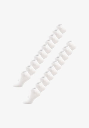 Satz aus 18 Paaren einfachen weißen Knöchelsocken, diagonal auf weißem Hintergrund angeordnet.