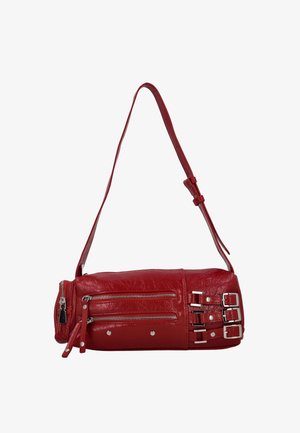 Geantă de umăr din piele roșie, cu suprafață texturată, două buzunare cu fermoar, accente cu catarame și o curea lungă reglabilă.