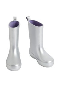 Botas de goma plateadas con una textura suave y brillante, con puntera redondeada y un forro púrpura, equipadas con asas de tiro en bucle.