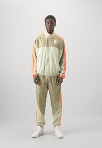 Nike Performance NBA TRACKSUIT - Træningssæt - neutral olive/olive aura/hyper crimson