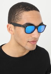 Ray-Ban UNISEX - Occhiali da sole - black/grey/mirror blue