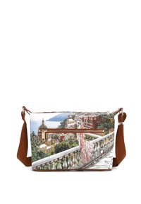 Borsa a tracolla multicolore con stampa costiera scenica, tracolla in tessuto marrone, chiusura con zip e accenti decorativi bianchi.