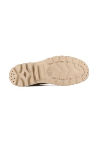 Suela de zapato de goma de color beige claro con un relieve texturizado. Presenta profundos surcos y un patrón de rombos para una mejor adherencia. Logo en el centro.