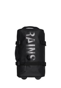 Svart vanntett duffelbag med stor sølv "RAINS"-logo, topphåndtak, sideholdere og hjul for enkel transport. Glatt tekstur.