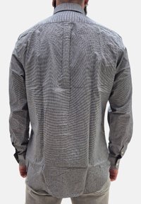 Camicia a maniche lunghe con motivo a quadretti bianco e nero, con colletto button-down, tessuto testurizzato e orlo curvo.
