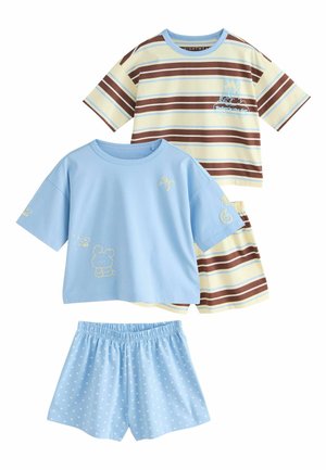 To sæt kortærmede bomuldspyjamas: en blå top med små gule tegninger og matchende shorts med hjerteprint, en stribet brun og cremefarvet top med shorts.