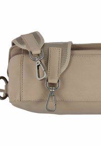 Beige Leder Tasche mit strukturiertem Finish, ausgestattet mit metallenen Hardware-Clips und einem robusten Riemen für sicheres Tragen.
