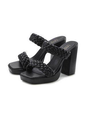 Sorte højhælede sandaler med tykke fletstraps, firkantet platform og blokhæl. Glat lædertekstur med et minimalistisk design.