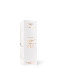 Boîte blanche en forme d'hexagone pour une bouteille d'eau cristalline, arborant du texte et des motifs dorés. Le texte indique "Bouteille en verre et cristal naturel."