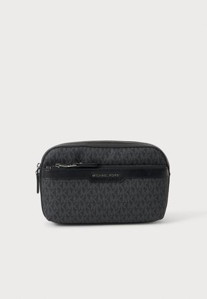 Sort og mørkegrå Michael Kors-etui med gentaget MK-logo mønster og lynlåskompartimenter, vist på en ensartet lys baggrund.