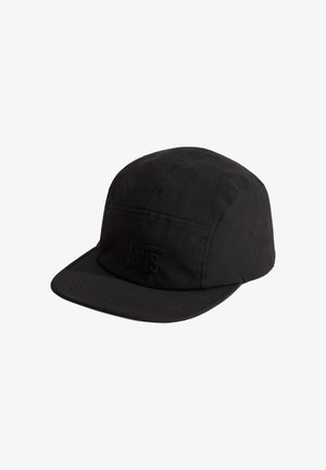 Casquette noire à cinq panneaux avec une visière plate et un logo Vans subtilement brodé sur le panneau avant.