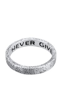 Inel argintiu cu un exterior texturat și un interior gravat. Banda interioară are inscripția „NU RENUNȚA” scrisă cu un font negru îndrăzneț, contrastant.