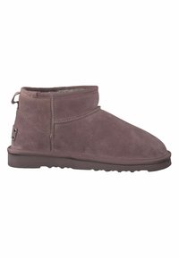Botines cortos en suede malva empolvado, con punta redondeada, detalles de costura y una suela de goma texturizada con una lengüeta.