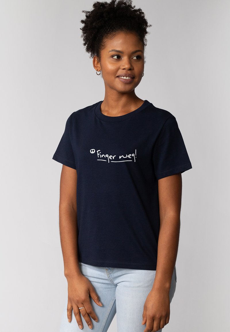 Navy blauwe katoenen t-shirt met de tekst "Finger weg!" in het wit, korte mouwen, ronde hals en een ontspannen pasvorm.