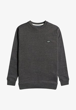 Sudadera de cuello redondo de color gris oscuro con mangas largas y un pequeño parche rectangular negro con logo en el pecho izquierdo.