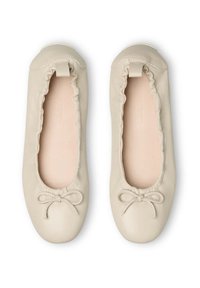 Ballerine in pelle color beige chiaro con punta arrotondata, bordi arricciati elasticizzati e un piccolo fiocco in tessuto sulla punta.