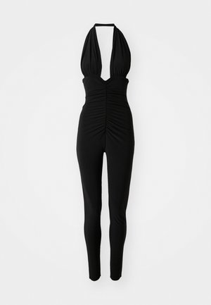 Schwarzer Jumpsuit mit Halsband, gerafftem Oberteil, tiefem V-Ausschnitt, engen Beinen und dehnbarem Stoff. Elegantes Design mit minimalen Details.