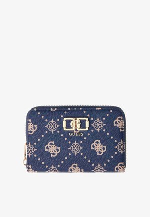 Portefeuille Guess bleu marine avec motif monogramme beige, plaque logo dorée et fermeture éclair sur les bords supérieur et latéral.