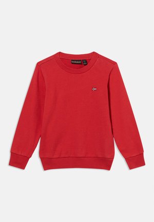 Punainen pitkähihaisen neulepuseron, jossa on pyöreä pääntie, resorit hihansuissa ja helmassa, sekä pieni Norjan lipun tunnus vasemmassa rinnassa.