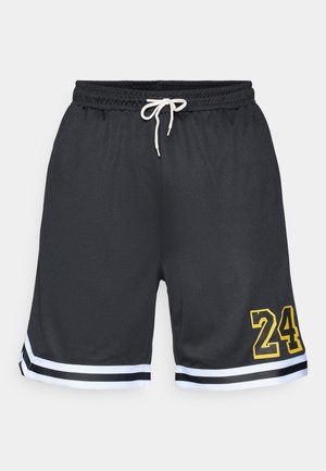 Schwarze Sportshorts mit Kordelzugbund, die an dem Saum weiße vertikale Streifen und eine gelbe "24" auf dem linken Bein aufweisen.
