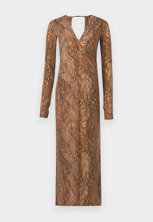Robe à manches longues avec un col en V et un dos en forme de clé, présentant une texture et un motif marron évoquant la fourrure sur l'ensemble du tissu.